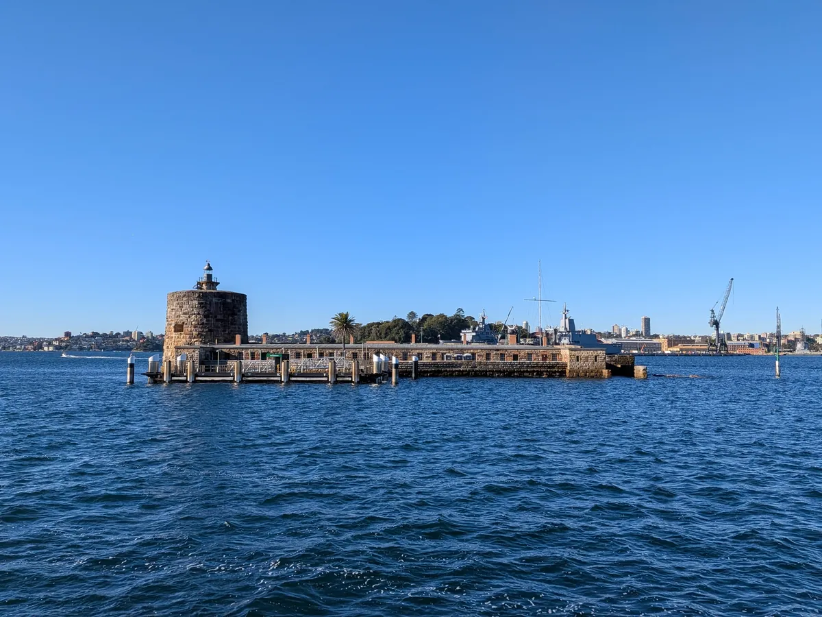 シドニー湾に浮かぶ要塞島フォート・デニソン。石造りの円い塔が載る