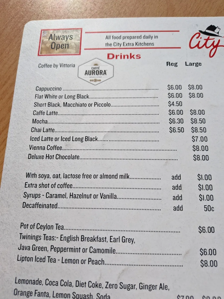 City Extraのドリンクメニュー。フラットホワイトがReg 6.00豪ドル、Large 8.00豪ドルと記載されている