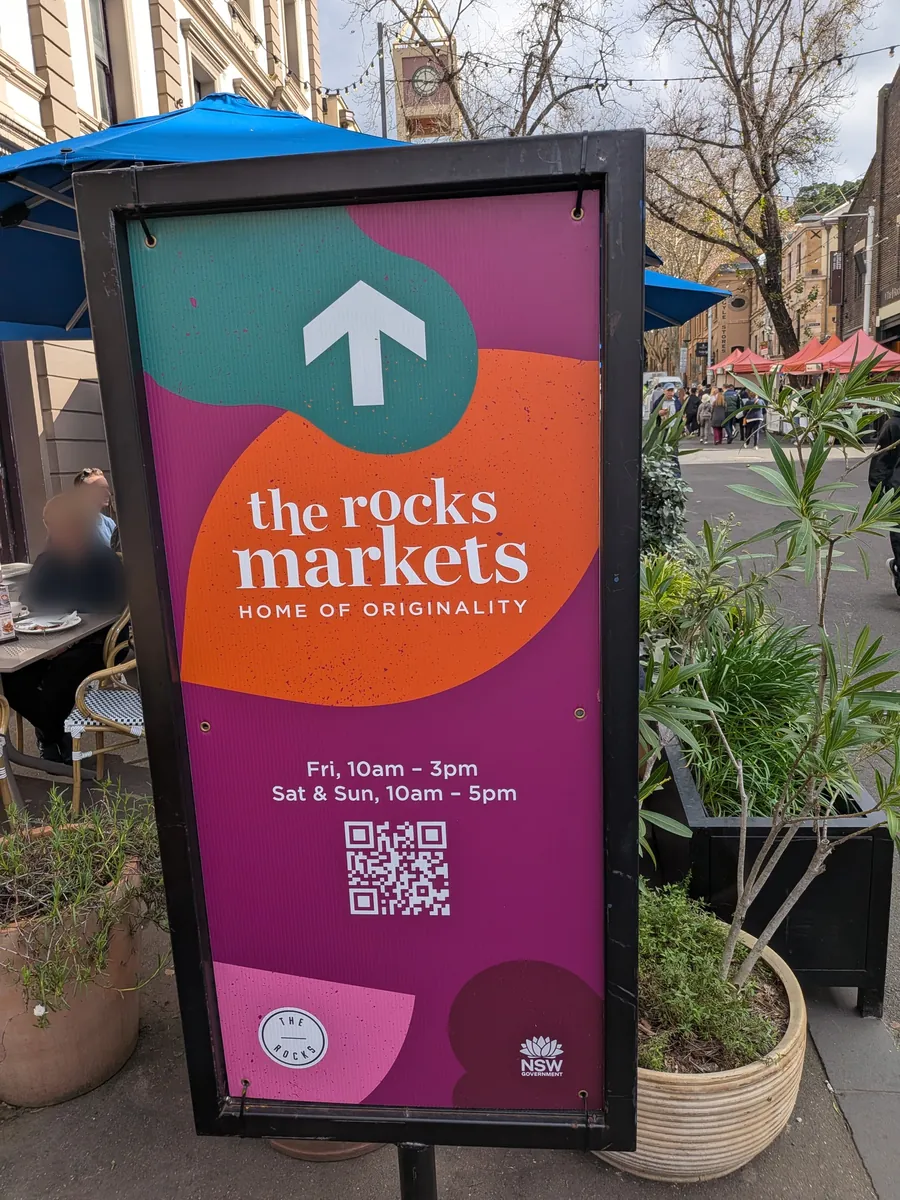 ロックスマーケットの案内看板。金曜10時〜15時、土日10時〜17時と営業時間が記載されている