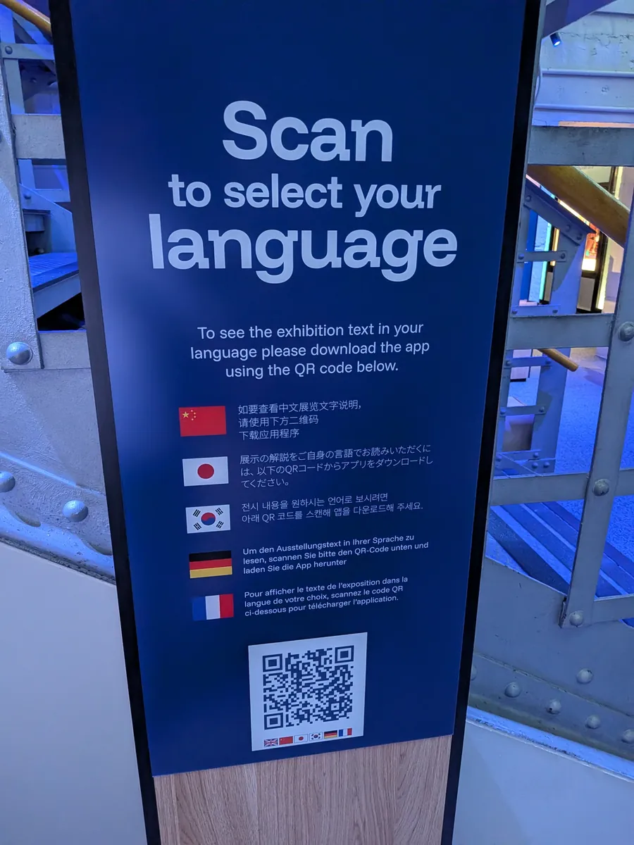 BridgeMuseumの多言語案内看板。QRコードでアプリを入れると日本語・中国語・韓国語・ドイツ語・フランス語で展示解説が読める