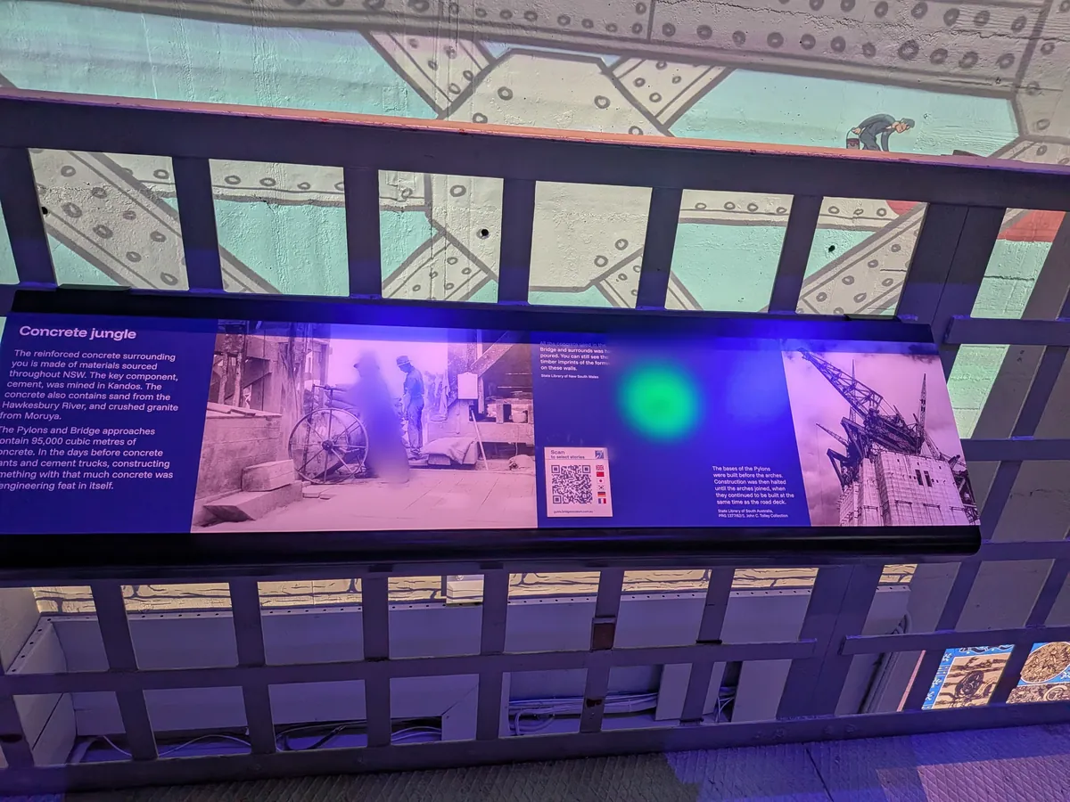 BridgeMuseumのConcrete jungle展示。コンクリート95,000立方メートルとカンドス・ホークスベリー川・モルヤの産地表示