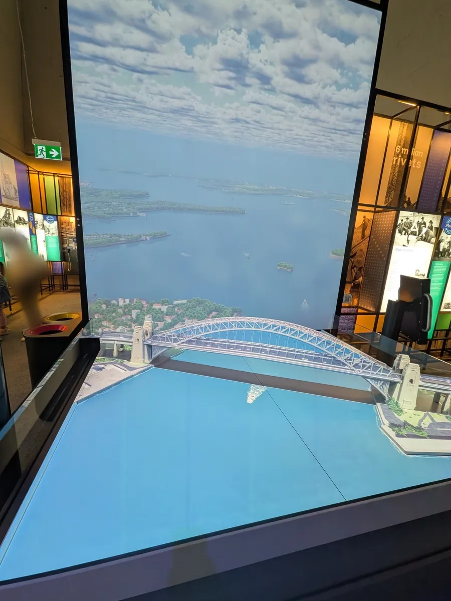 BridgeMuseumのハーバーブリッジ模型展示と、600万本のリベットを示す「6 million rivets」の表示