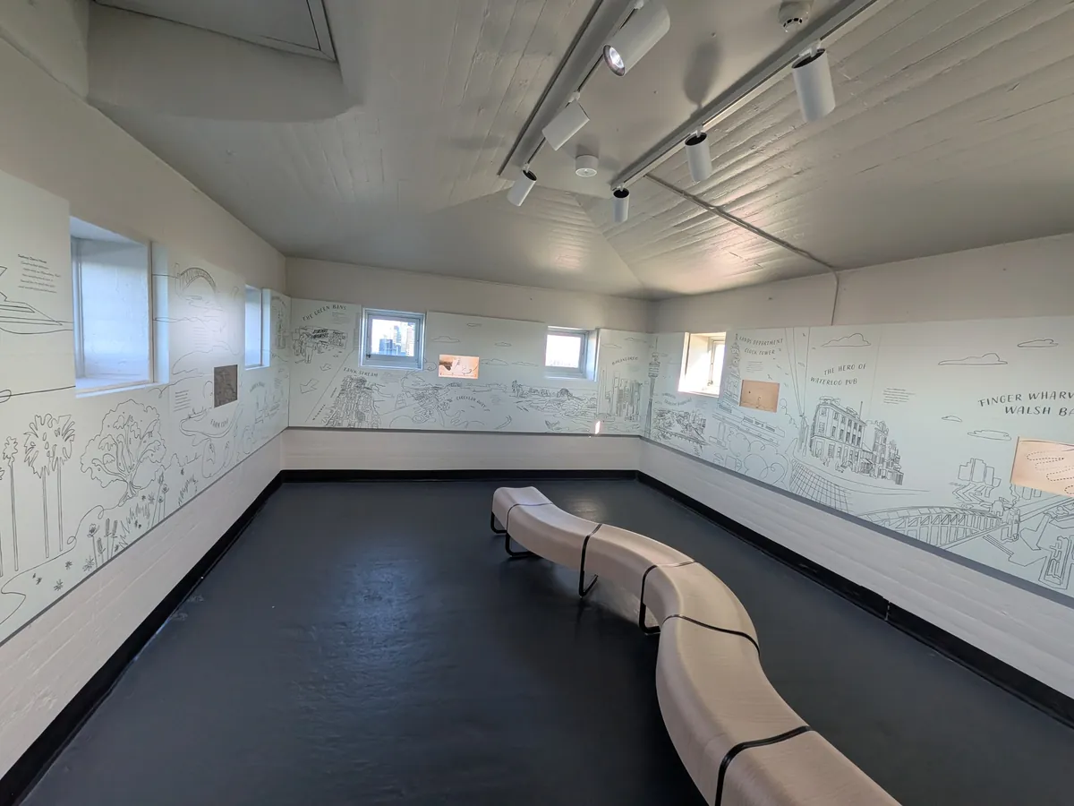 BridgeMuseum最上部レベル3のスカイハウス。白壁一面に周辺のランドマークが線画で描かれた部屋