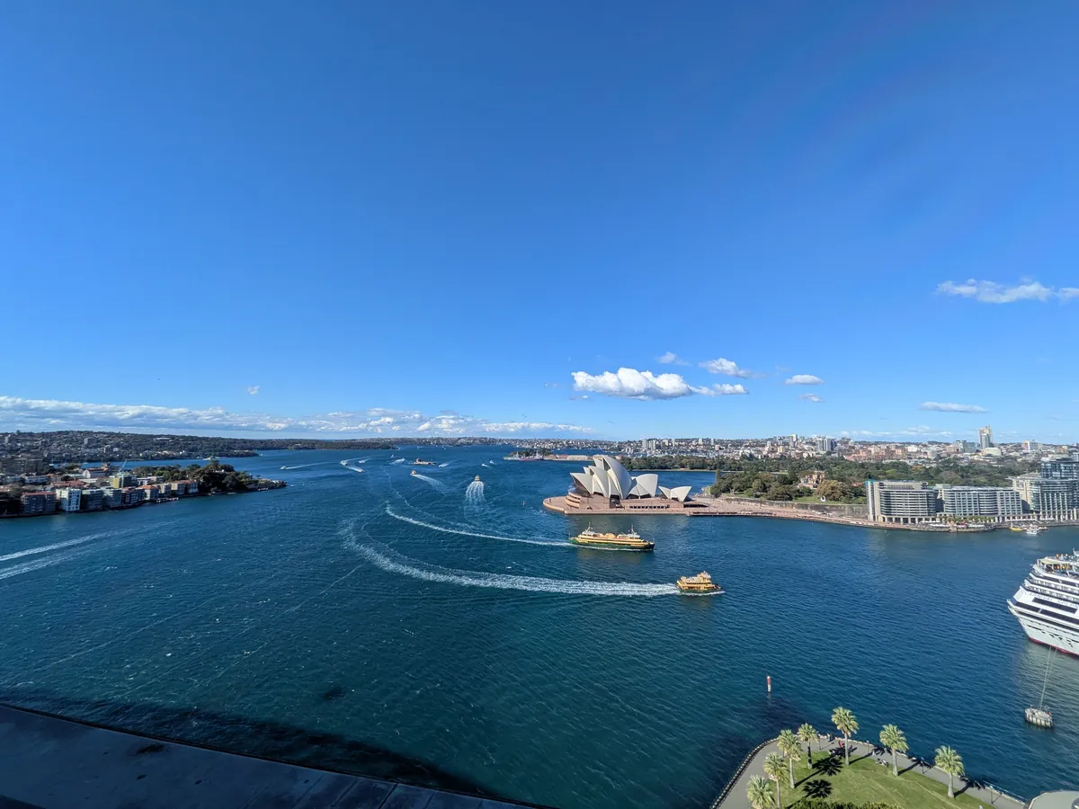 パイロン展望台から見たシドニー湾のパノラマ。オペラハウスとフェリーの白い航跡が広がる絶景
