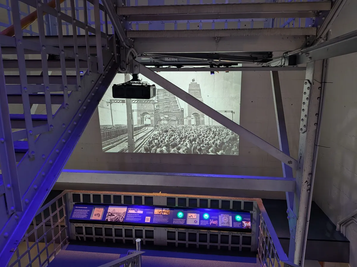 BridgeMuseumの大型プロジェクション。1932年の開通式に押し寄せた群衆のモノクロ映像