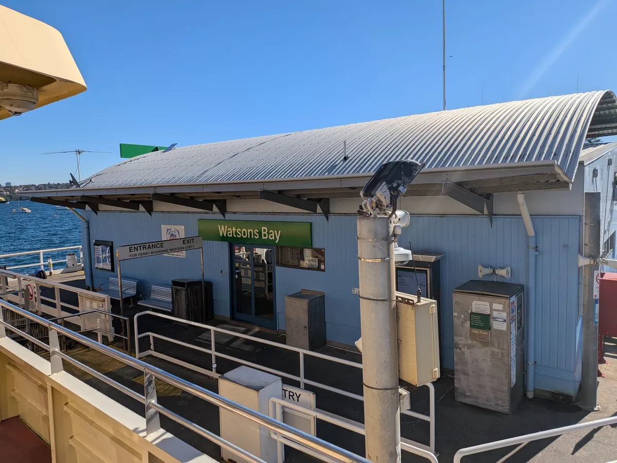 ワトソンズベイのフェリー桟橋の建屋。緑の屋根と Watsons Bay の表示