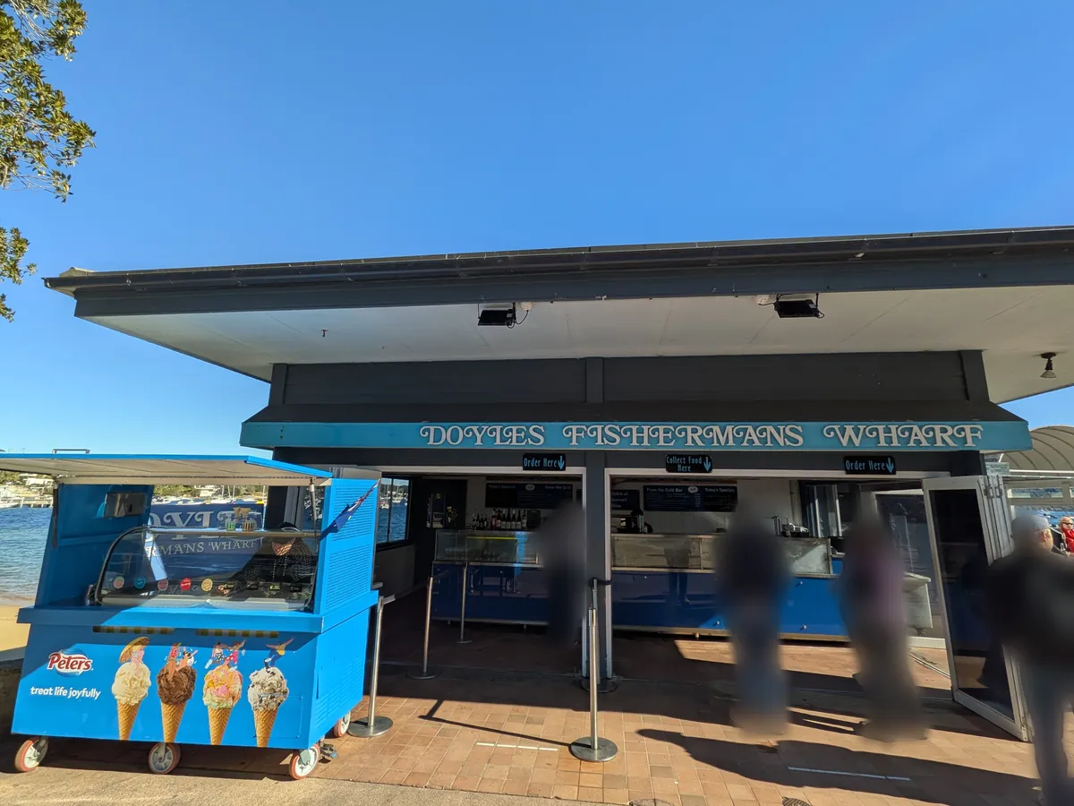 Doyles Fishermans Wharf の青いテイクアウト店舗。アイスクリームの看板が出ている
