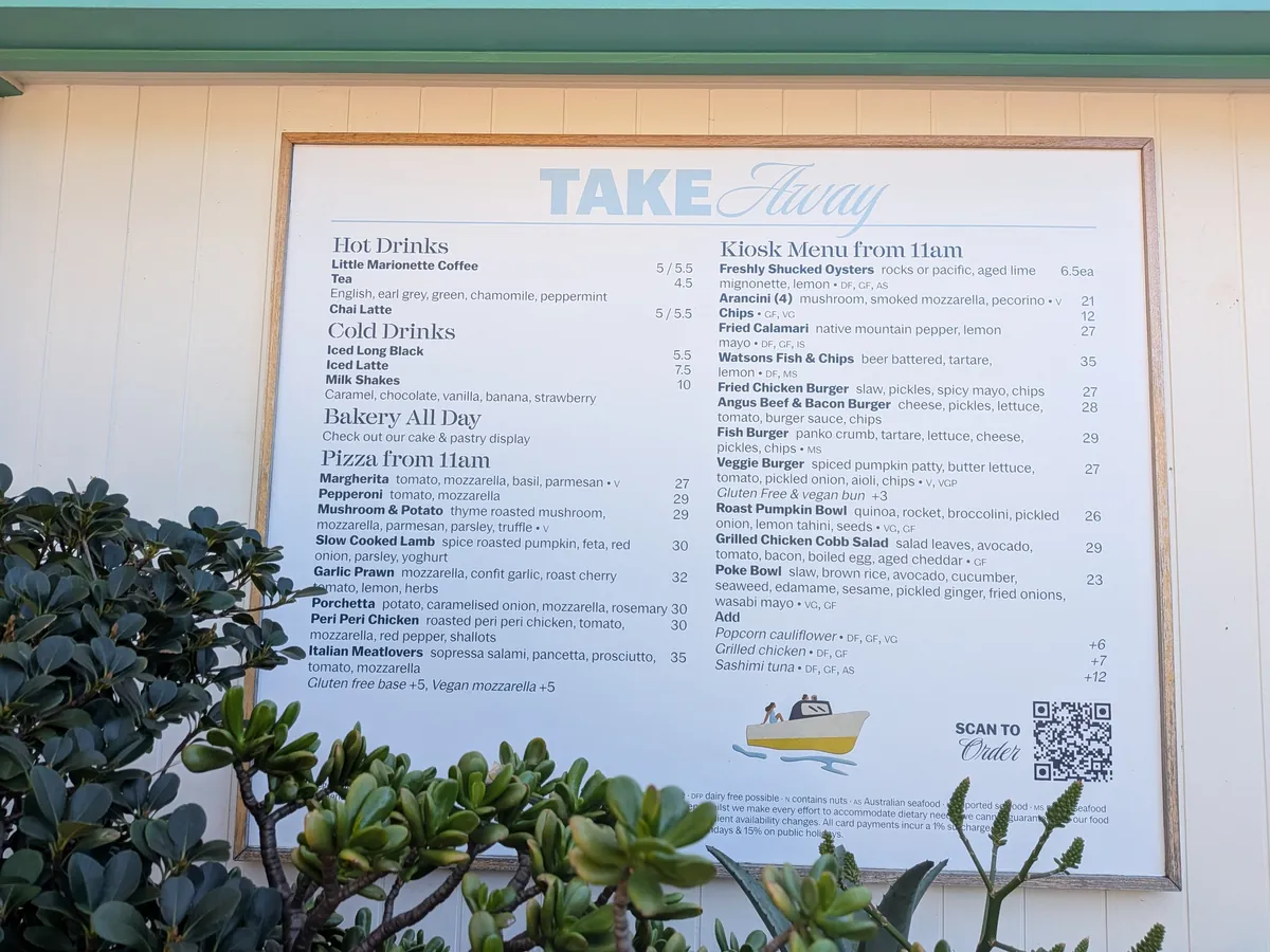 ドイルズのキオスクのTAKE Awayメニュー。Watsons Fish & Chips 35豪ドルなど価格が並ぶ