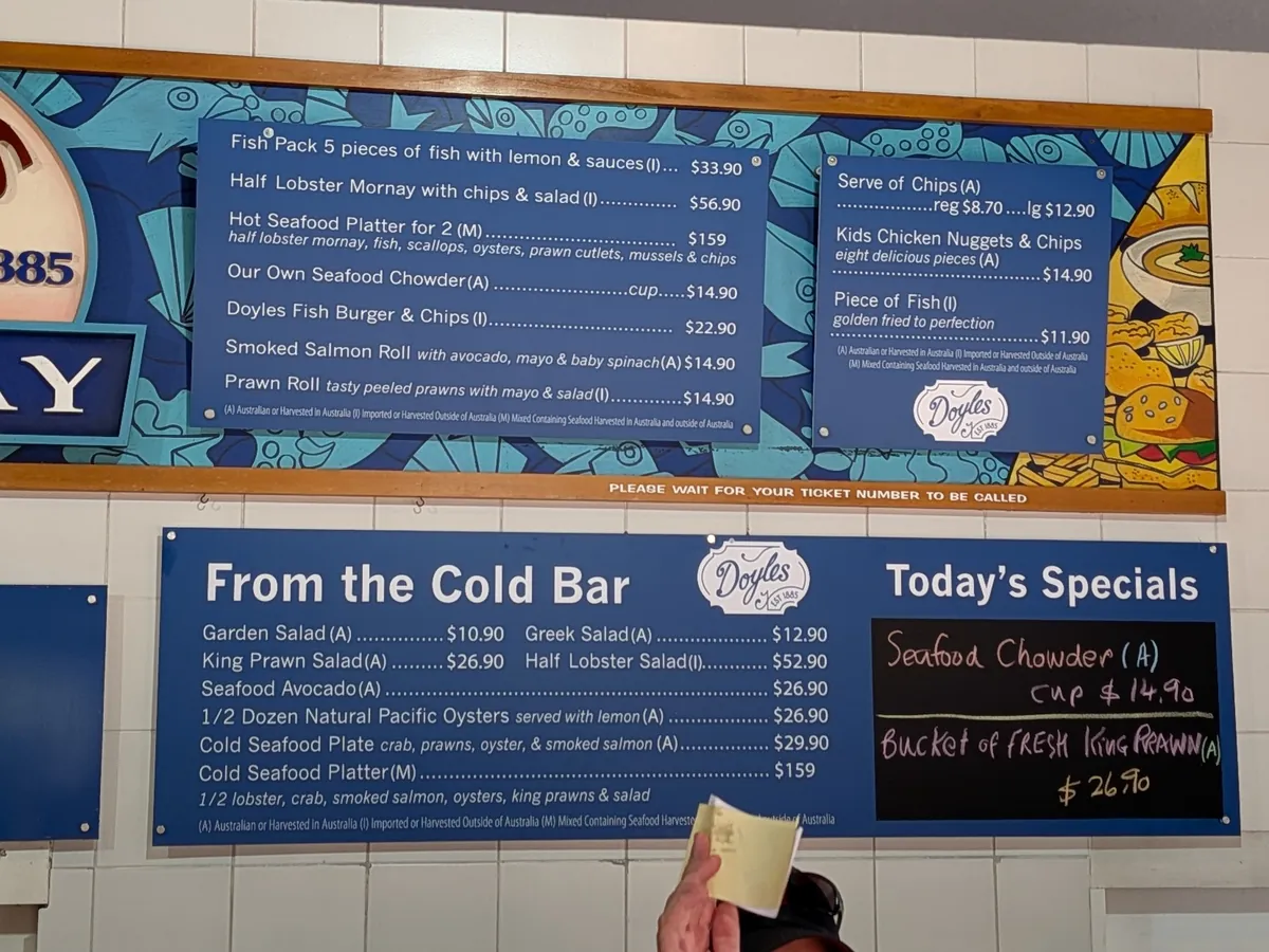 Doyles on the Wharf のメニューボード。From the Cold Bar と Today's Specials の価格表