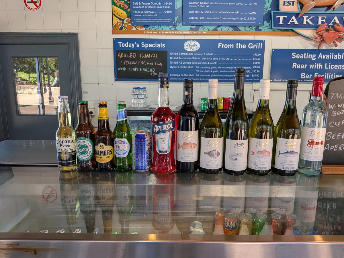 ドイルズの冷蔵ケースに並ぶオーストラリアのビールとワインのボトル