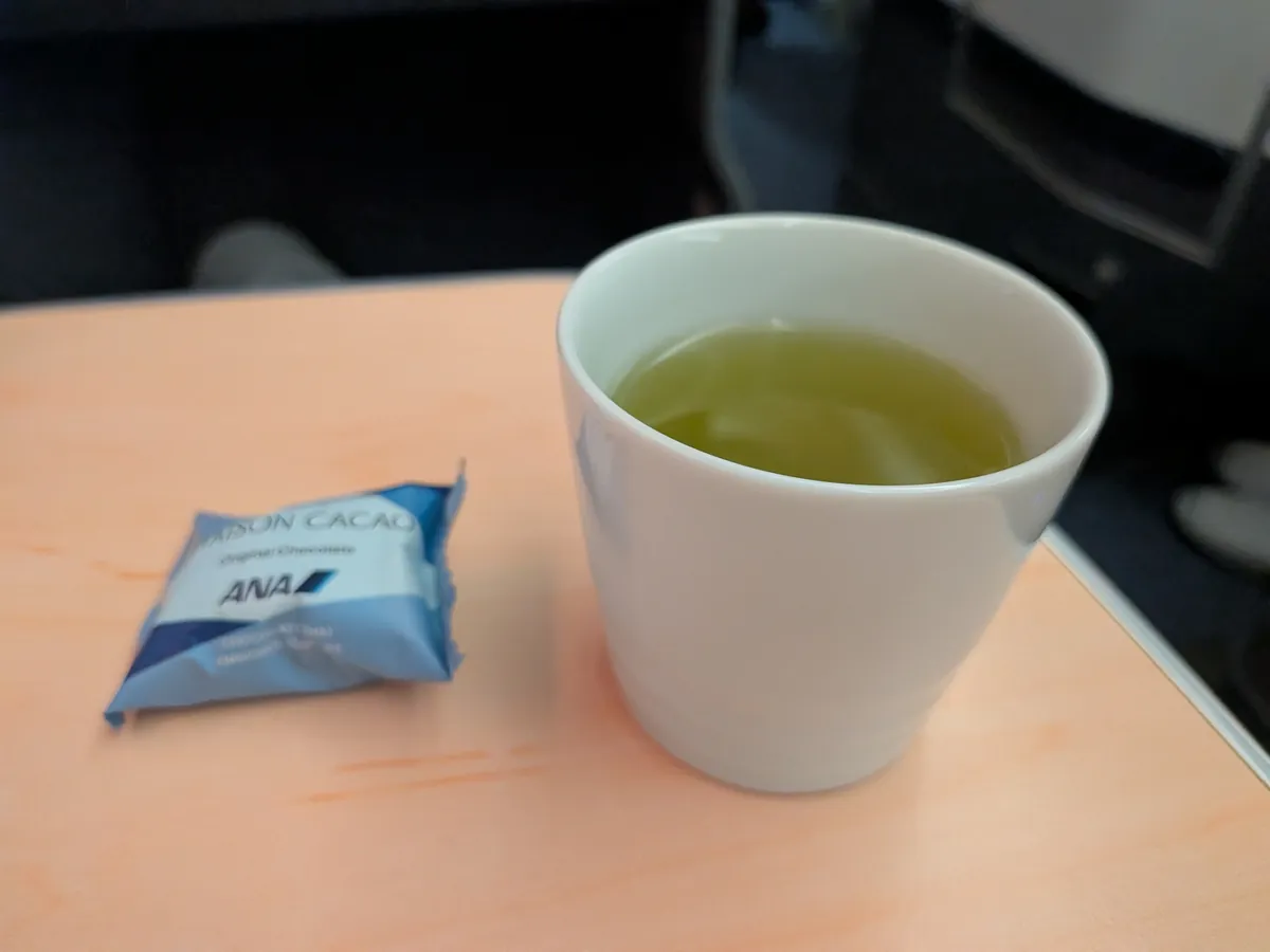 ANAオリジナルのMAISON CACAOショコラと温かい煎茶