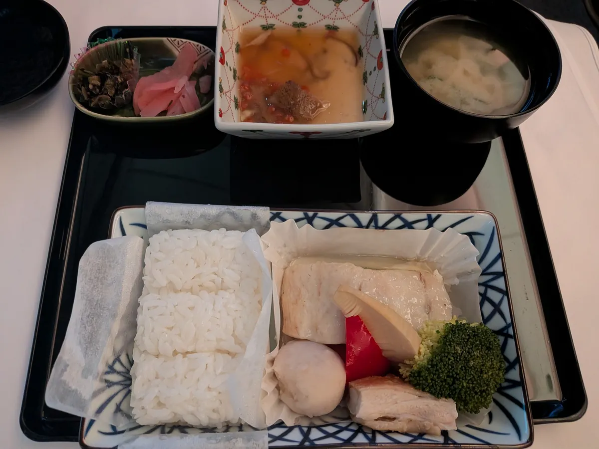 復路2回目の和食。ハタの塩こうじ焼き、白御飯、冷やし茶碗蒸し、味噌汁の御膳