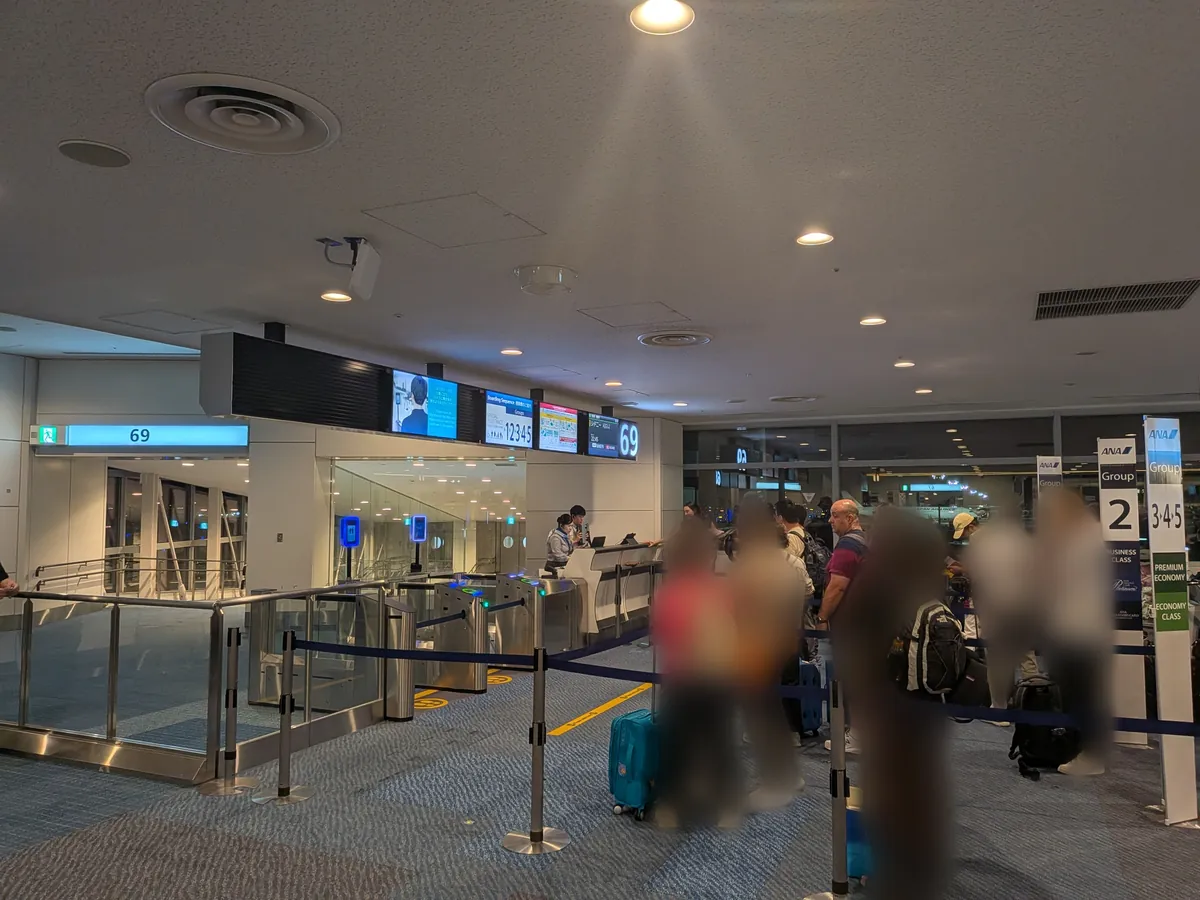 羽田空港の搭乗ゲート69。ANAのGroup別搭乗サインが並び、ビジネスクラスは優先搭乗できる