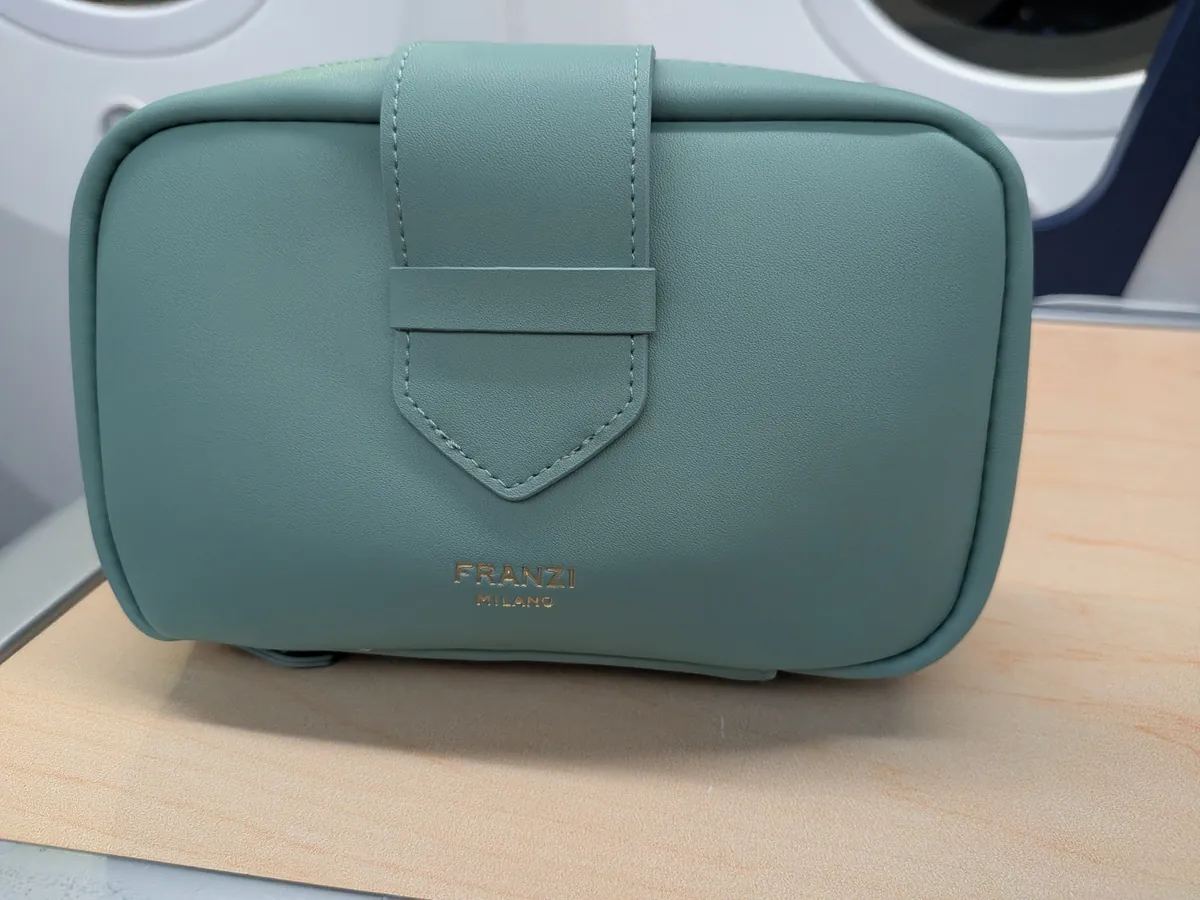 往路のFRANZI MILANO製アメニティポーチ(ミントグリーン)のクローズアップ