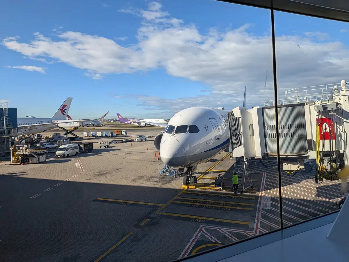 シドニー空港に駐機するANA B787。朝の光の中、China EasternやThai航空機も並ぶ