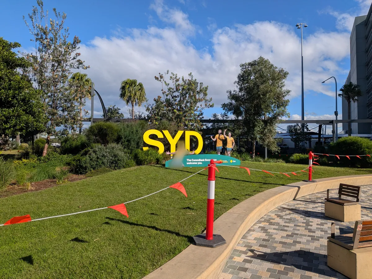 シドニー空港外の記念撮影スポット、巨大な黄色のSYDサイン