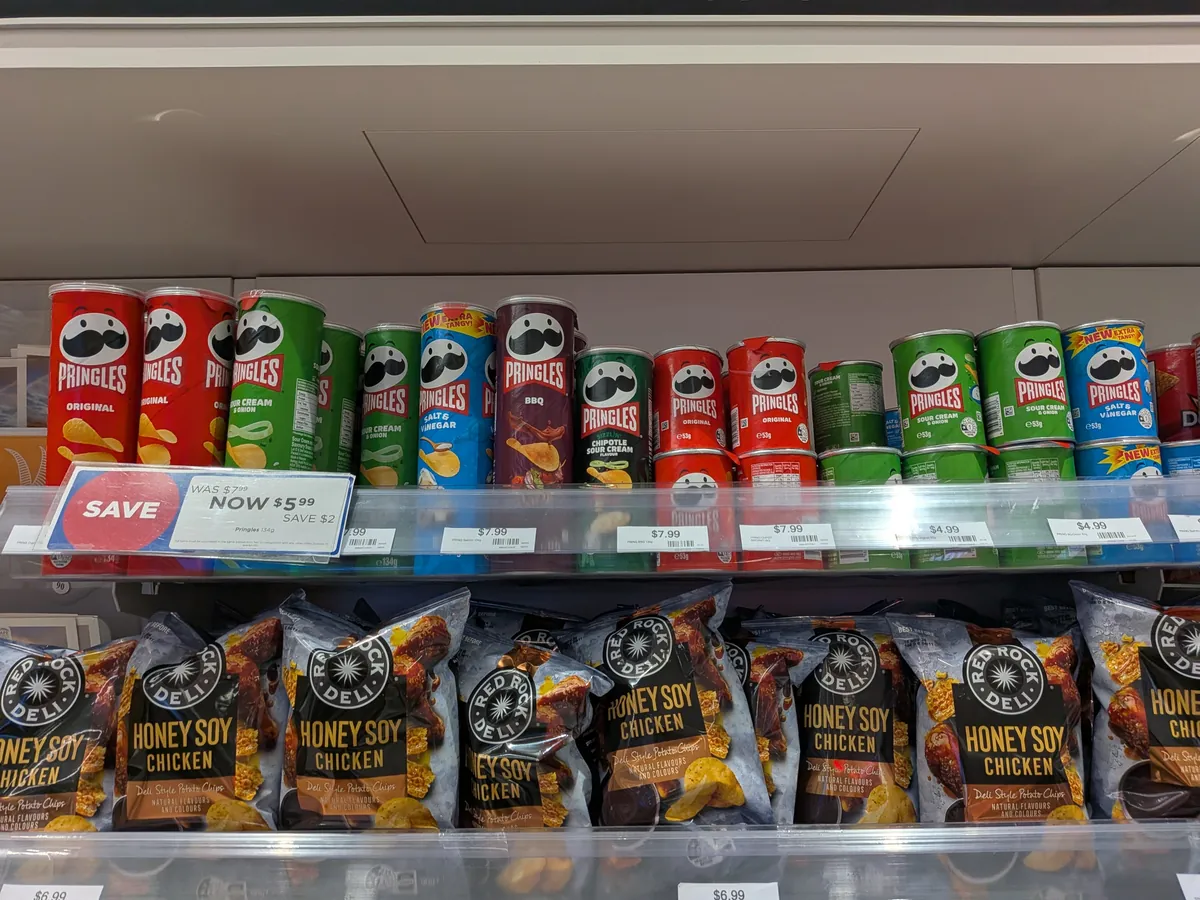 空港売店のプリングルス。セール中で5.99豪ドルの値札