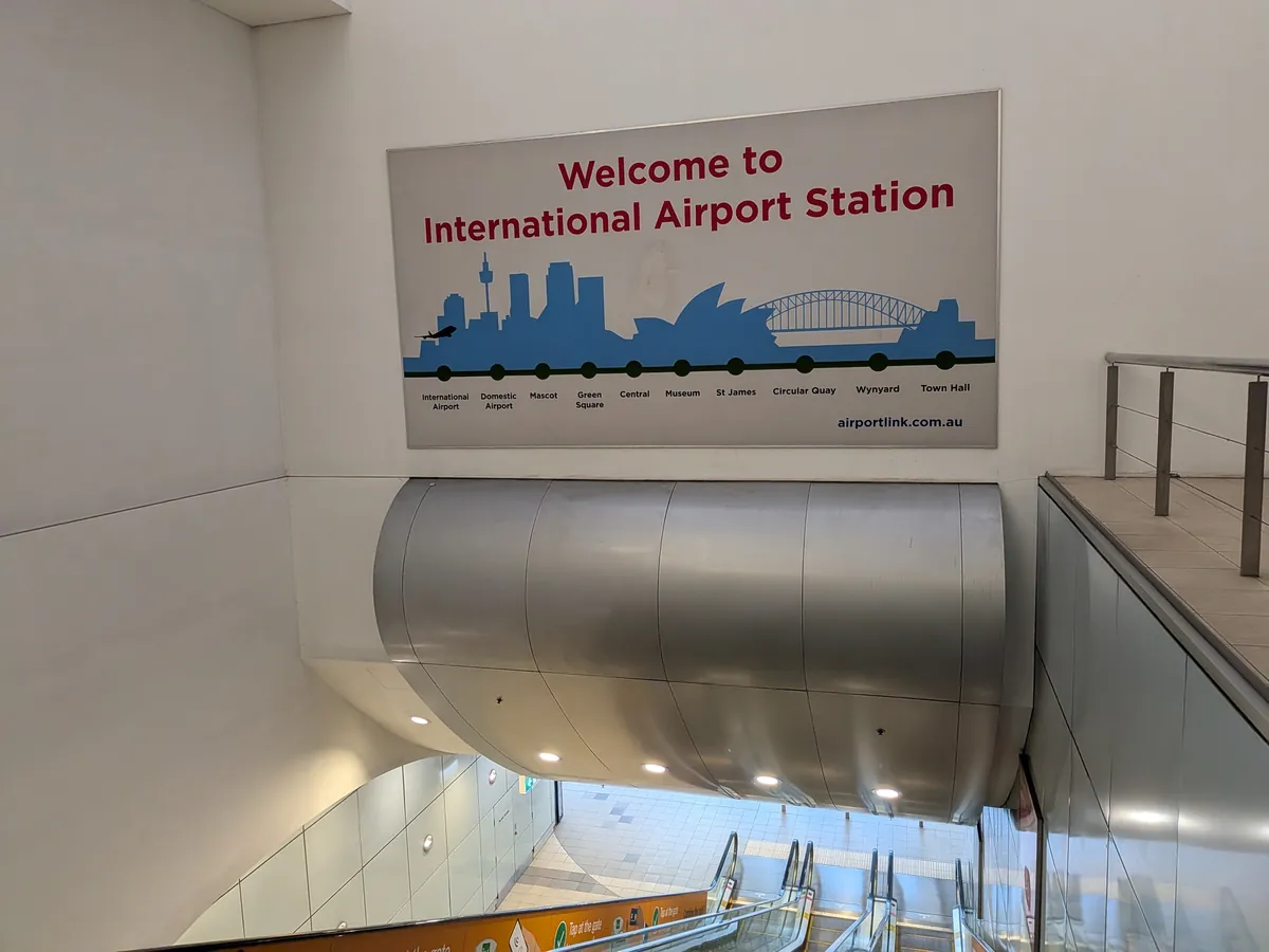 International Airport Stationの案内。空港直結駅とAirport Linkの路線図(Central・Circular Quay等)