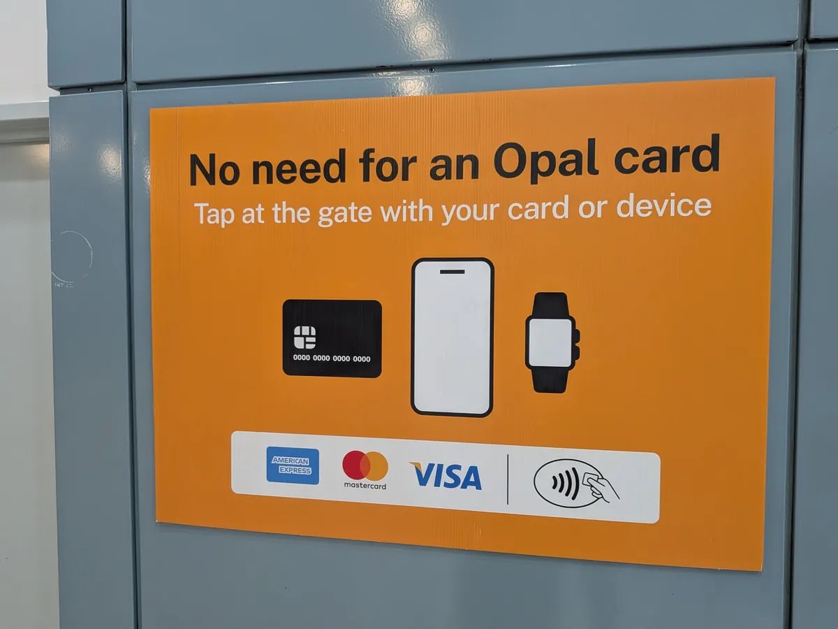 『No need for an Opal card』の案内。クレカやスマホのタッチ決済で改札を通れる