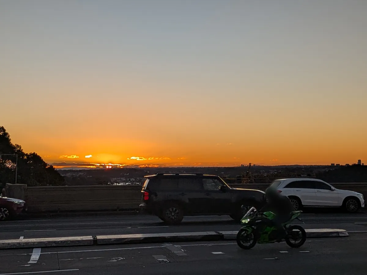 サーキュラーキー近くの高台から見た、街並みの向こうに沈む夕日