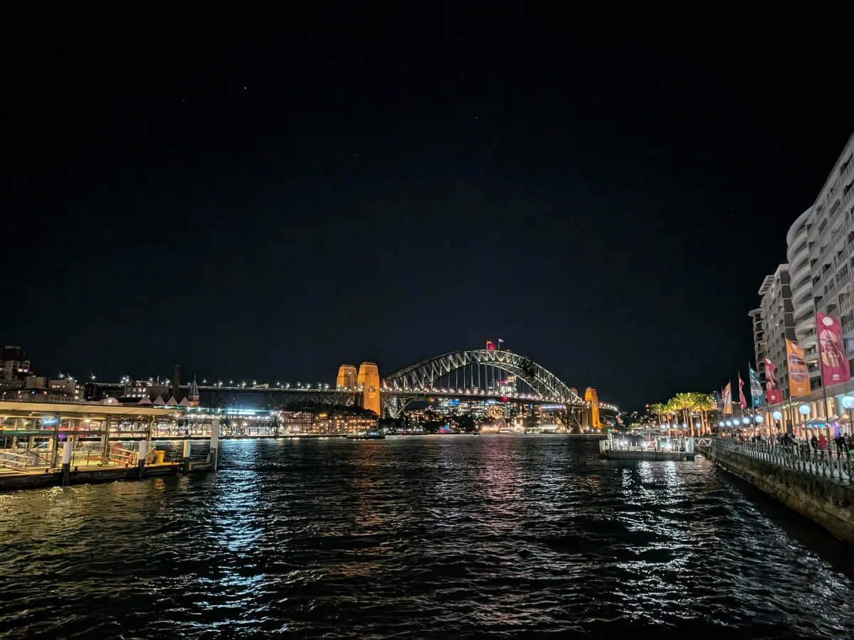 夜、ライトアップされたシドニー・ハーバーブリッジと港の夜景
