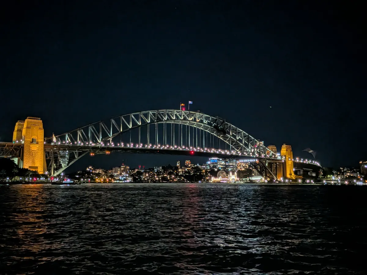 ライトアップされたハーバーブリッジのアーチのクローズアップ夜景