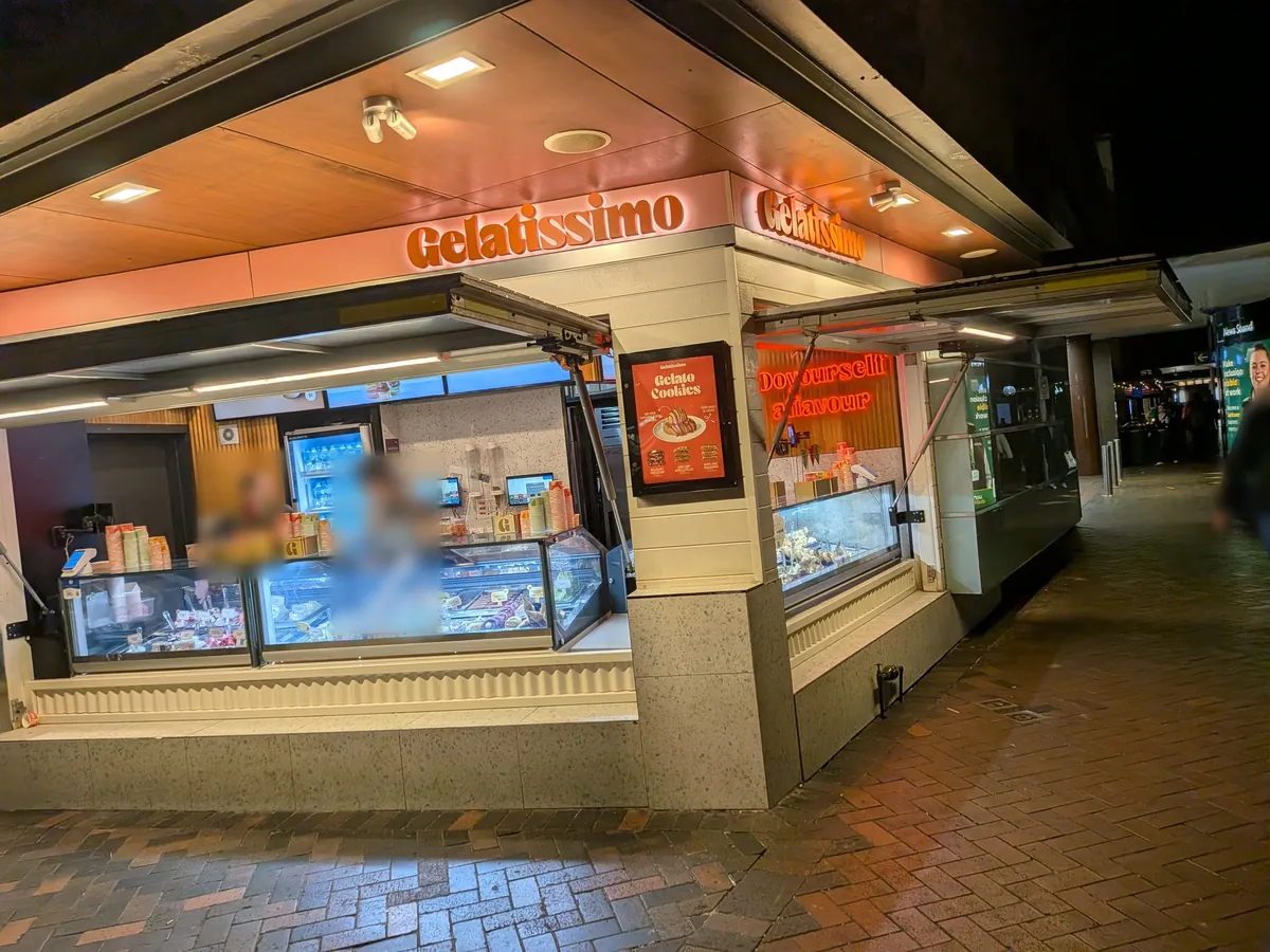 サーキュラーキーの夜のジェラート店(Gelatissimo)の店構え