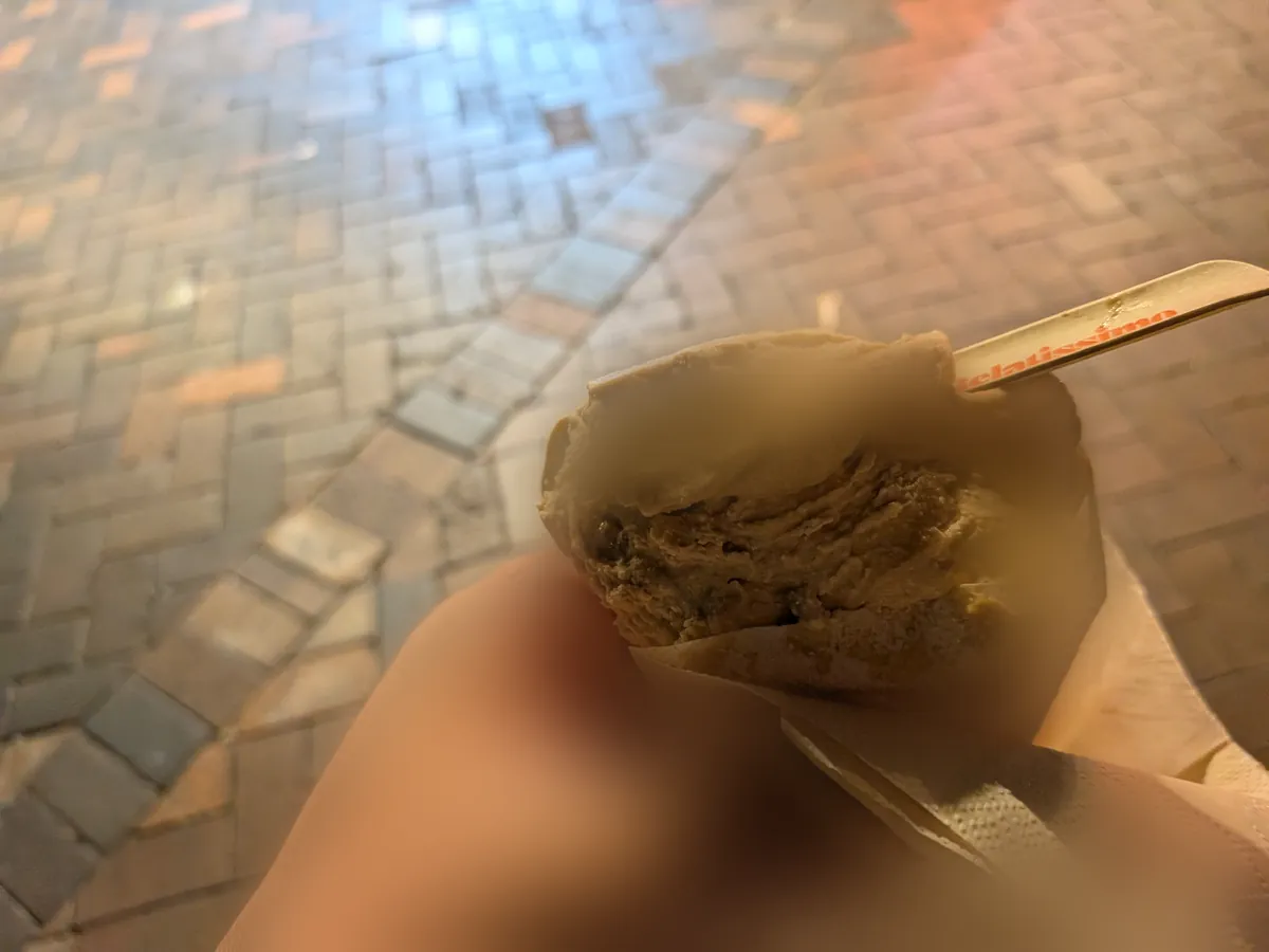 石畳を背景に手に持ったジェラート