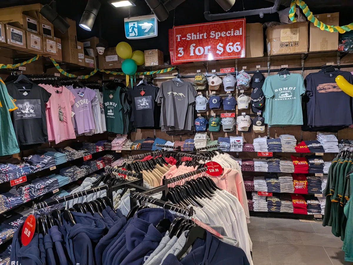 お土産店の店内。シドニーやオーストラリア柄のTシャツがずらりと並ぶ