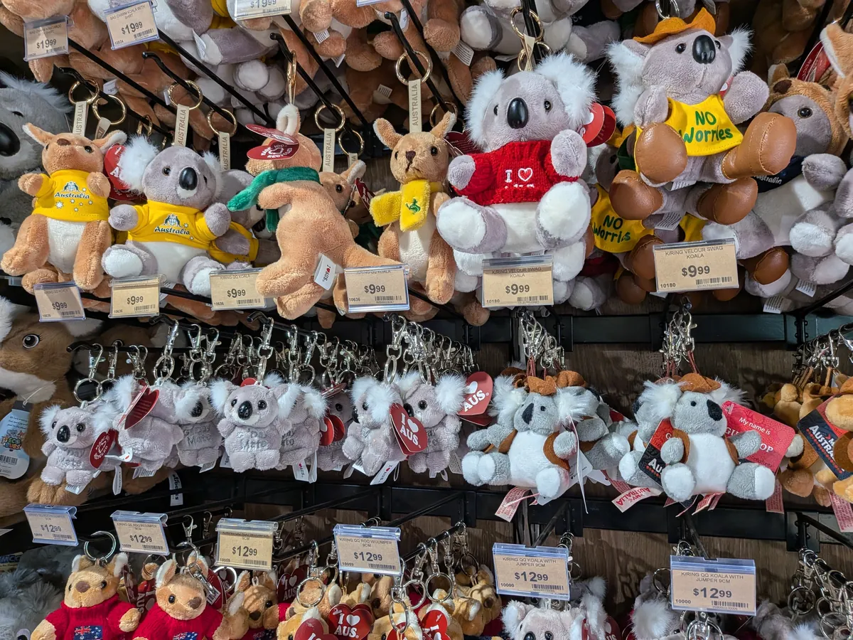 お土産店のコアラ・カンガルーのぬいぐるみと値札