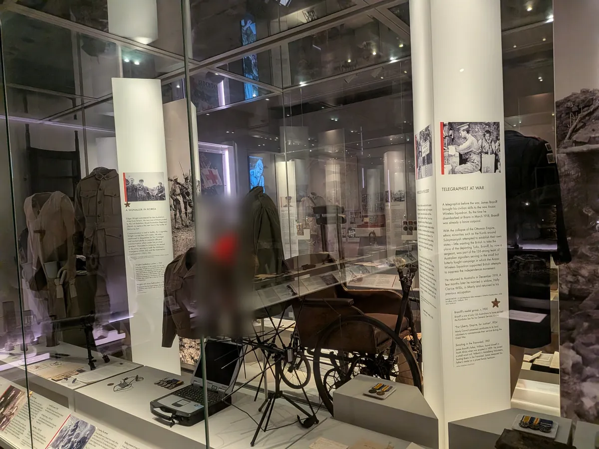 アンザック・メモリアル地下の展示室。ガラスケースに軍服や勲章など第一次世界大戦の遺品が並ぶ