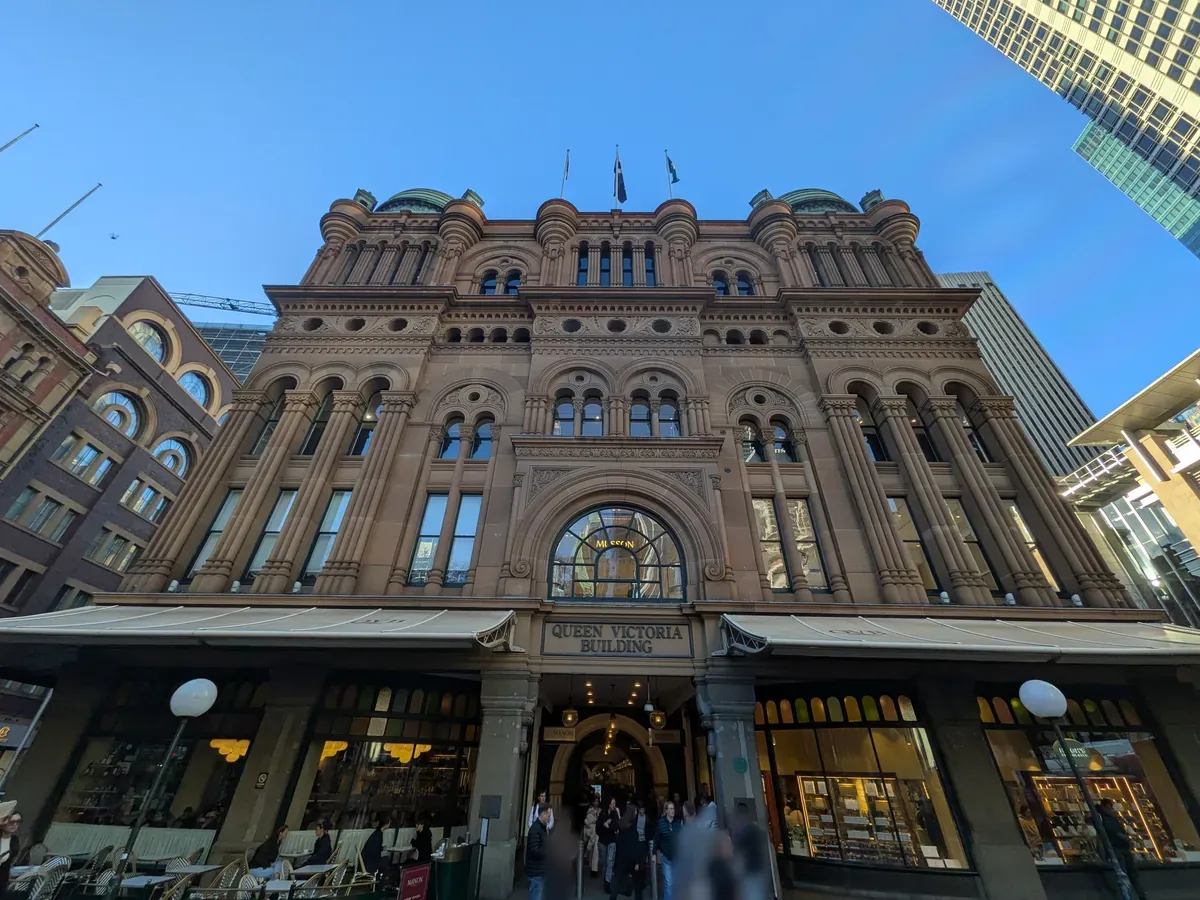クイーン・ビクトリア・ビルディングの外観全景。ロマネスク・リバイバル様式のアーチとドーム屋根
