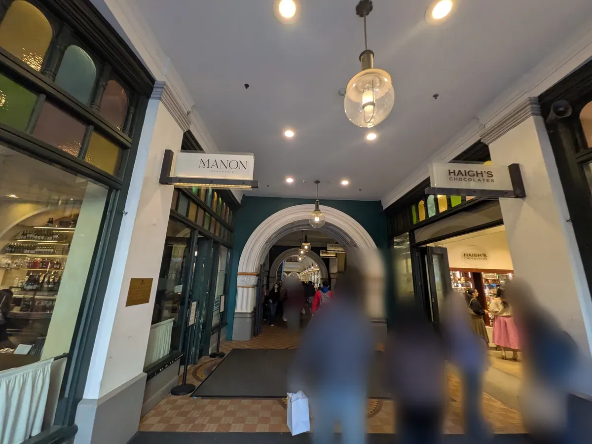 QVB館内のアーケード。高い天井と上品な店構えが両側に並ぶ歴史的な内装