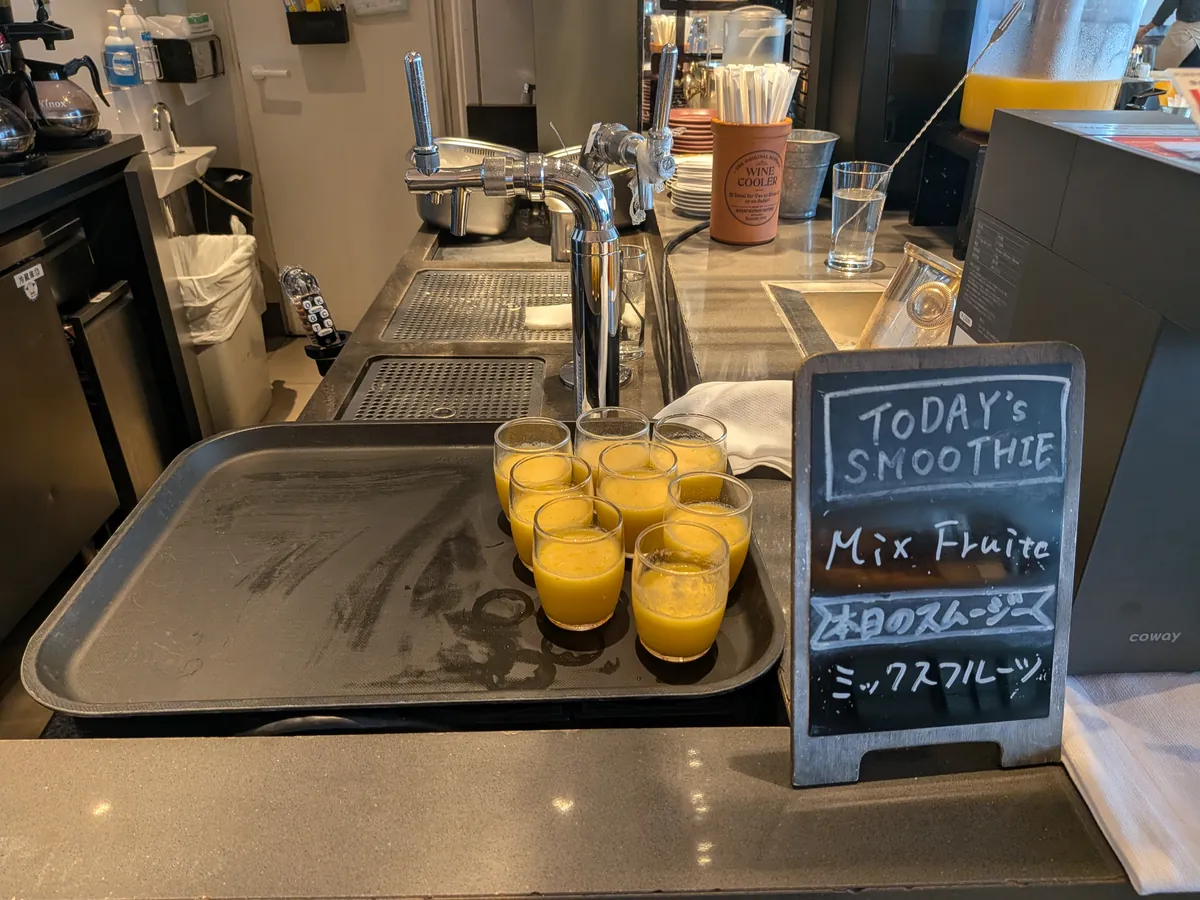 日替わりスムージーのコーナー。ミックスフルーツ味が小ぶりのグラスに注がれて並ぶ