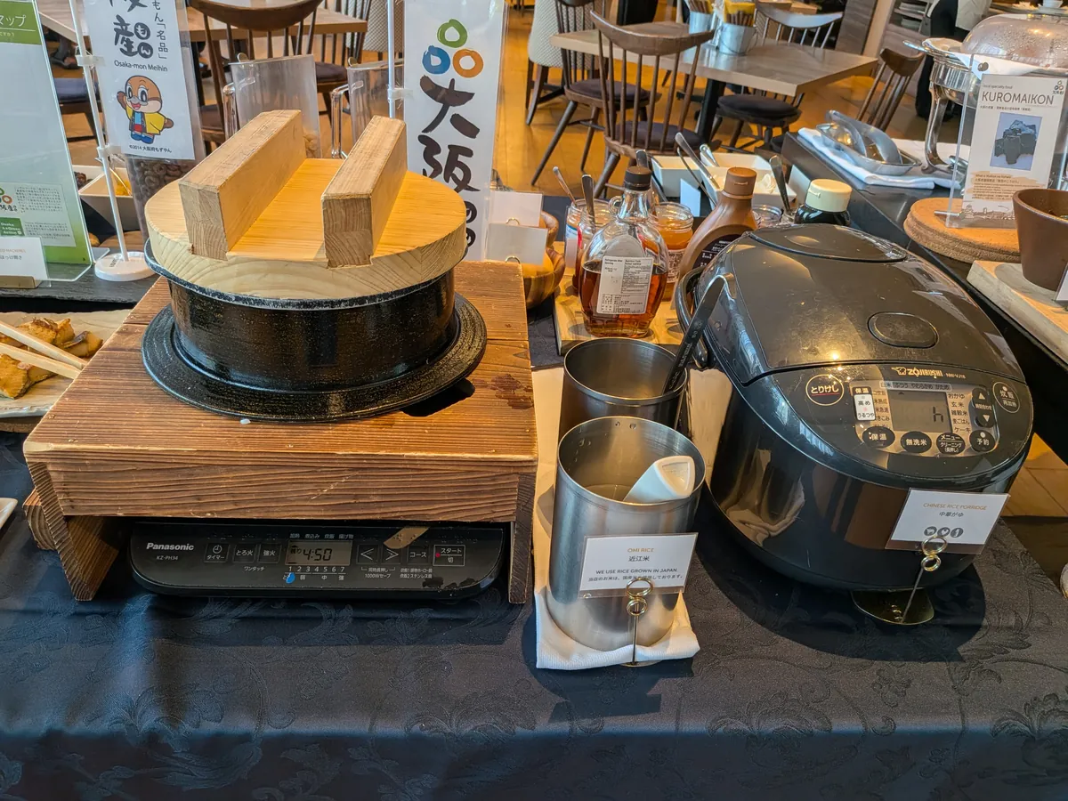 大阪産コーナーの木枡と炊飯器。ご飯が用意されている