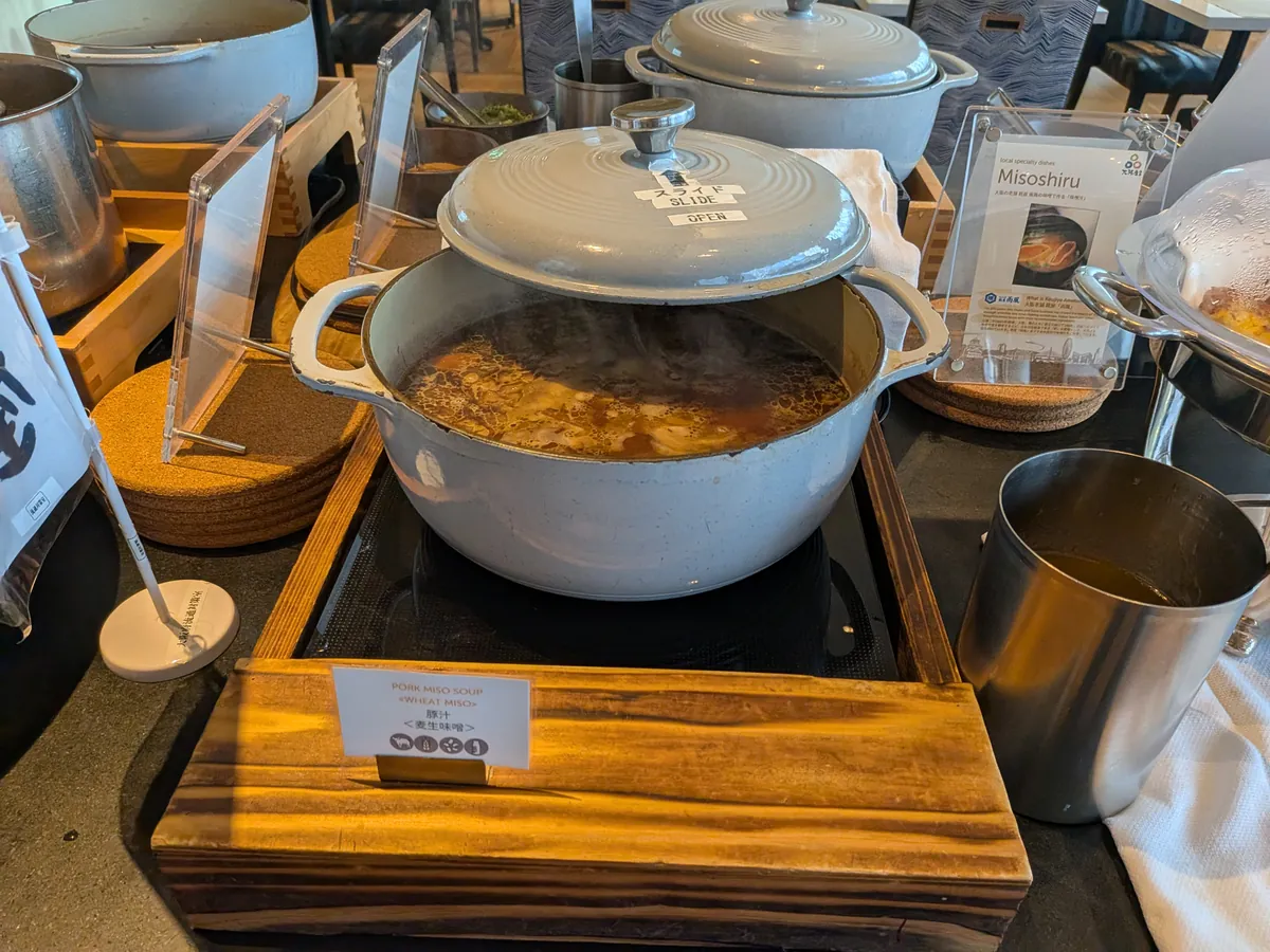 味噌汁の鍋が保温されている朝食コーナー