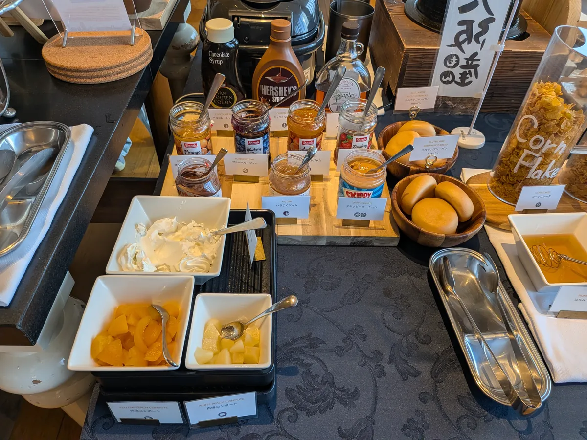 シリアルのトッピングとスプレッド類が並ぶコーナー