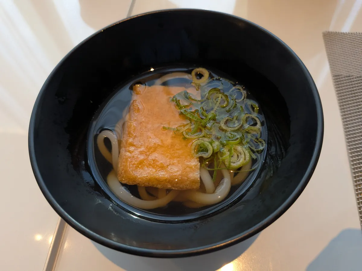 お揚げを乗せて仕上げたミニきつねうどん