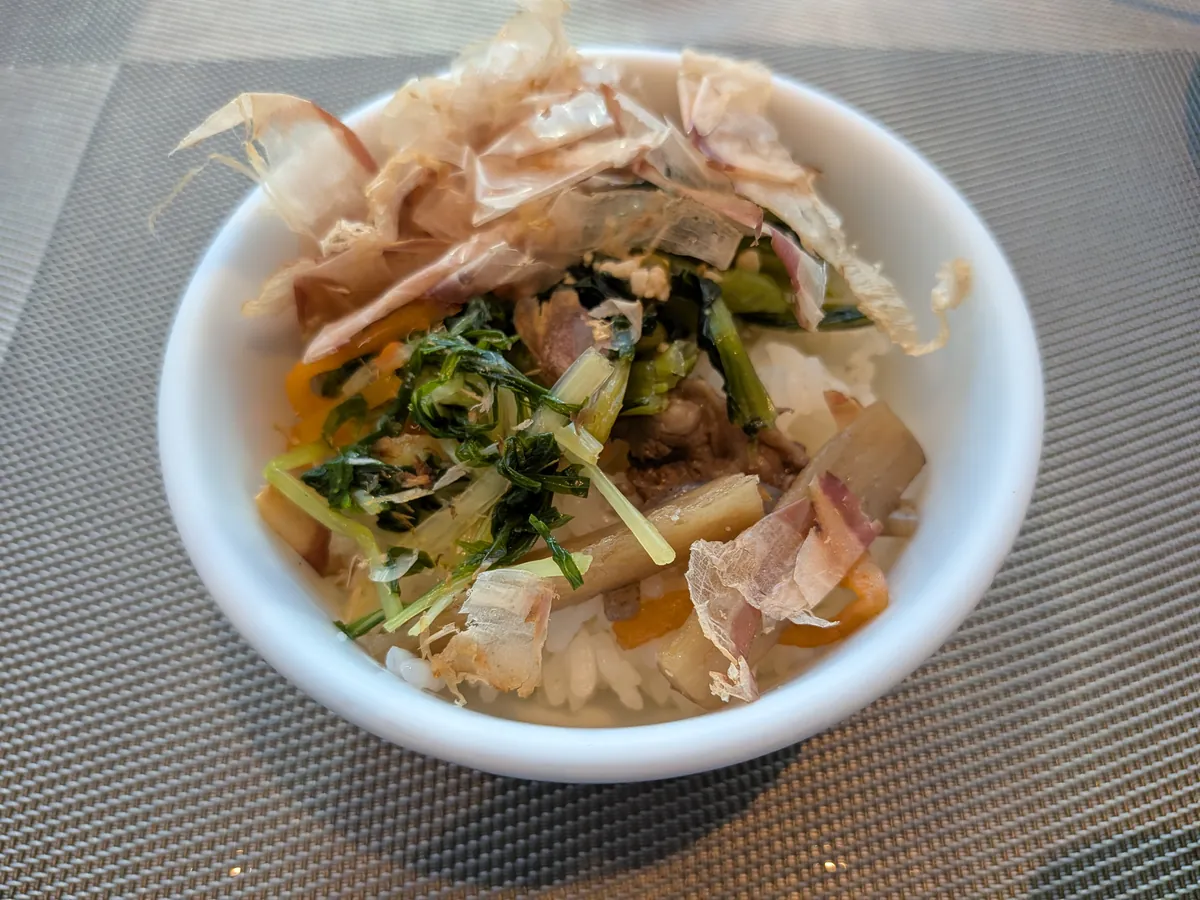朝食メニューの一覧。エッグステーションやベーカリーなどの区分が示されている