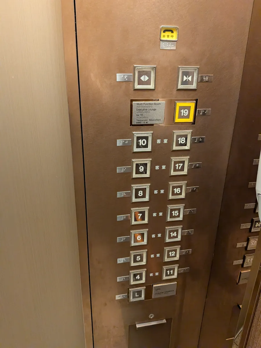 エレベーターの階数ボタン。19階が点灯している