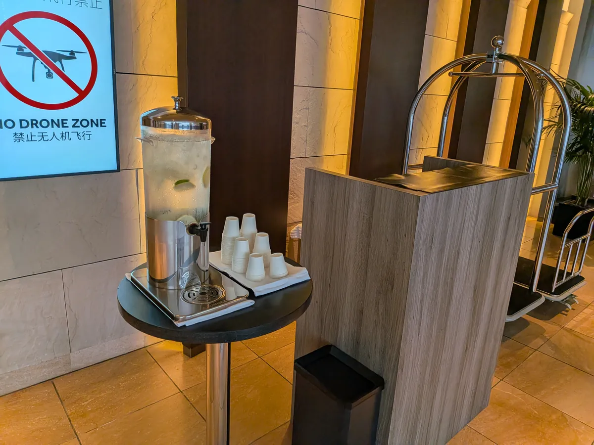 ロビーのウェルカムドリンクサーバー。レモンを浮かべた水とカップが用意されている