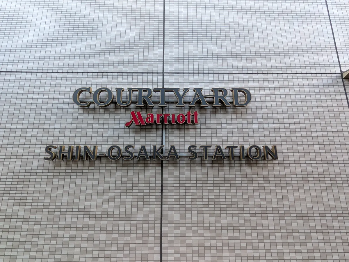 壁に取り付けられたCOURTYARD Marriott SHIN-OSAKA STATIONのサイン