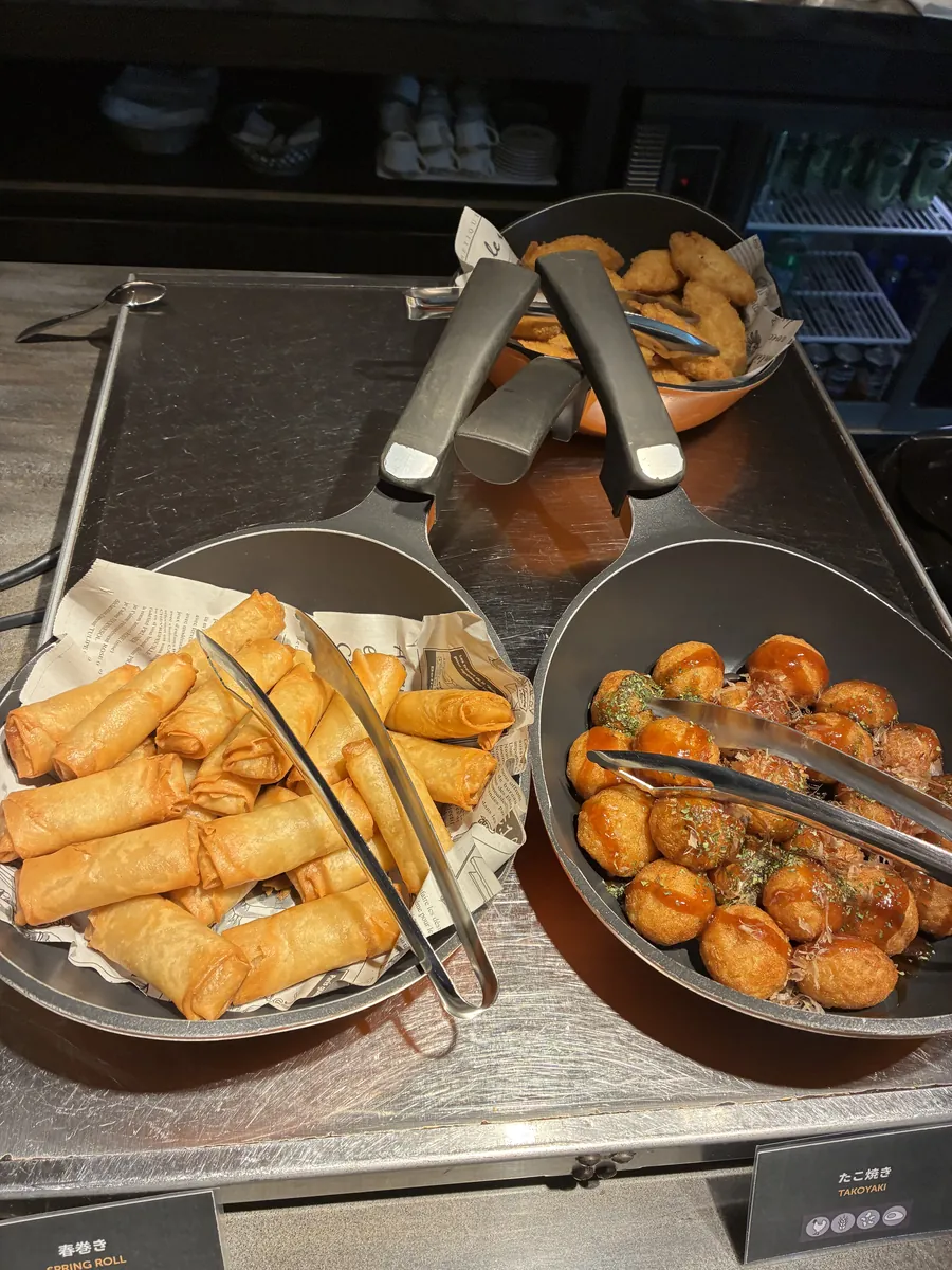 カクテルタイムの温菜。春巻きとたこ焼きが銅色のパンで保温されている