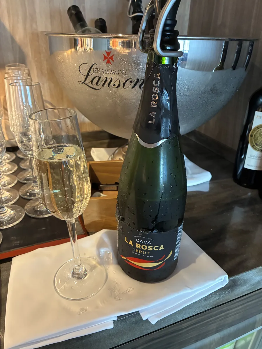 スパークリングワインCAVA LA ROSCA BRUTのボトルとシャンパンクーラー、注がれたグラス