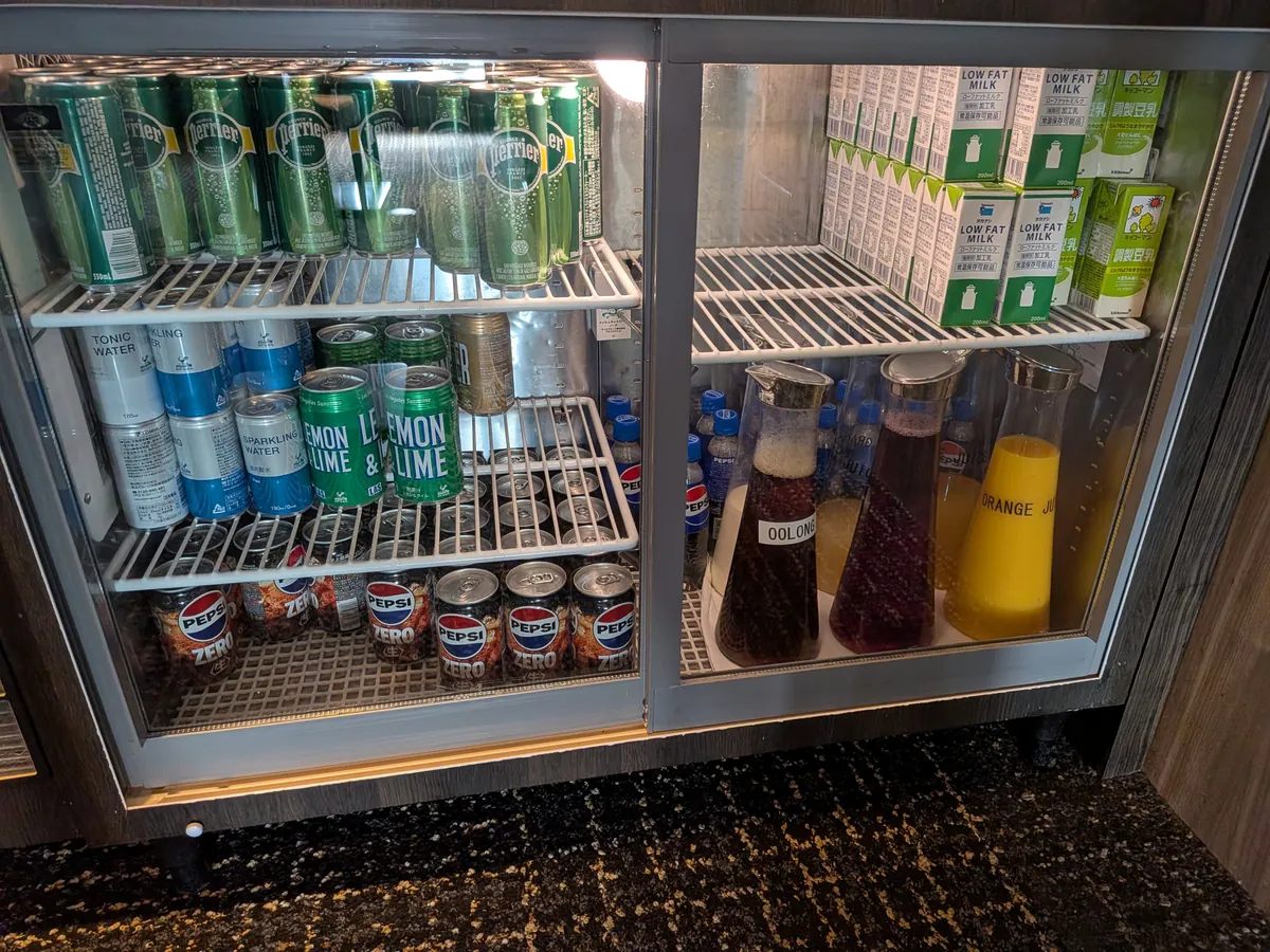 ラウンジのドリンク冷蔵ケース。ペリエや炭酸飲料、ジュースが冷やされている