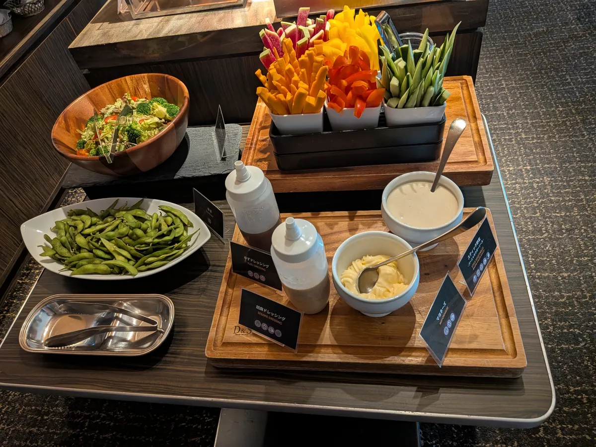 枝豆とスティック野菜、ディップソースが木製トレーに並ぶヘルシーコーナー