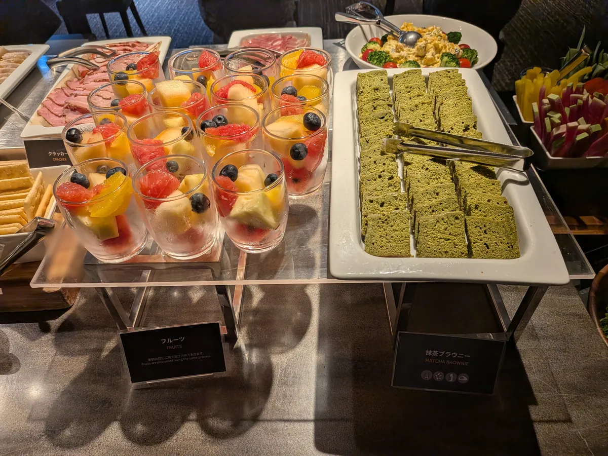 グラスに小分けされたフルーツカップと抹茶のケーキが並ぶデザートコーナー