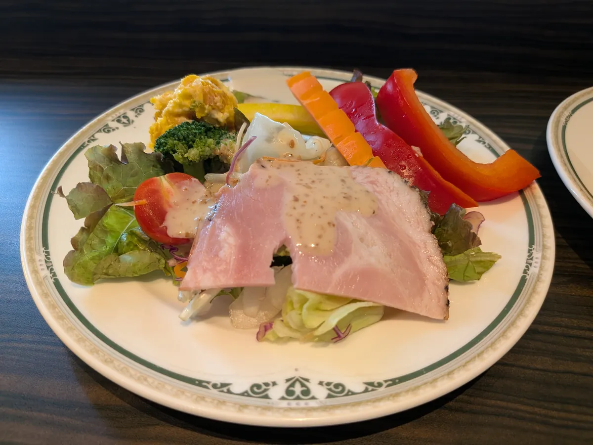 取り分けた1皿目。ローストハムとサラダ、パプリカを盛り合わせた前菜