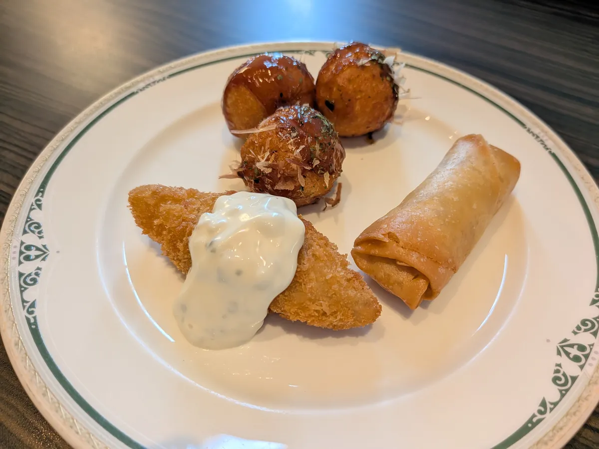 取り分けた2皿目。たこ焼きとフライドフィッシュ、春巻きにタルタルソースを添えた温菜