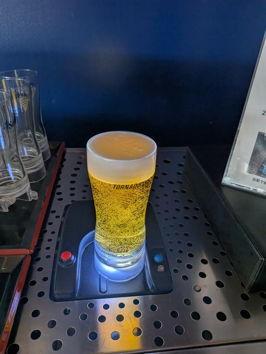 トルネードサーバーで注がれた生ビール。グラスの底から泡が渦を巻いて立ち上がる